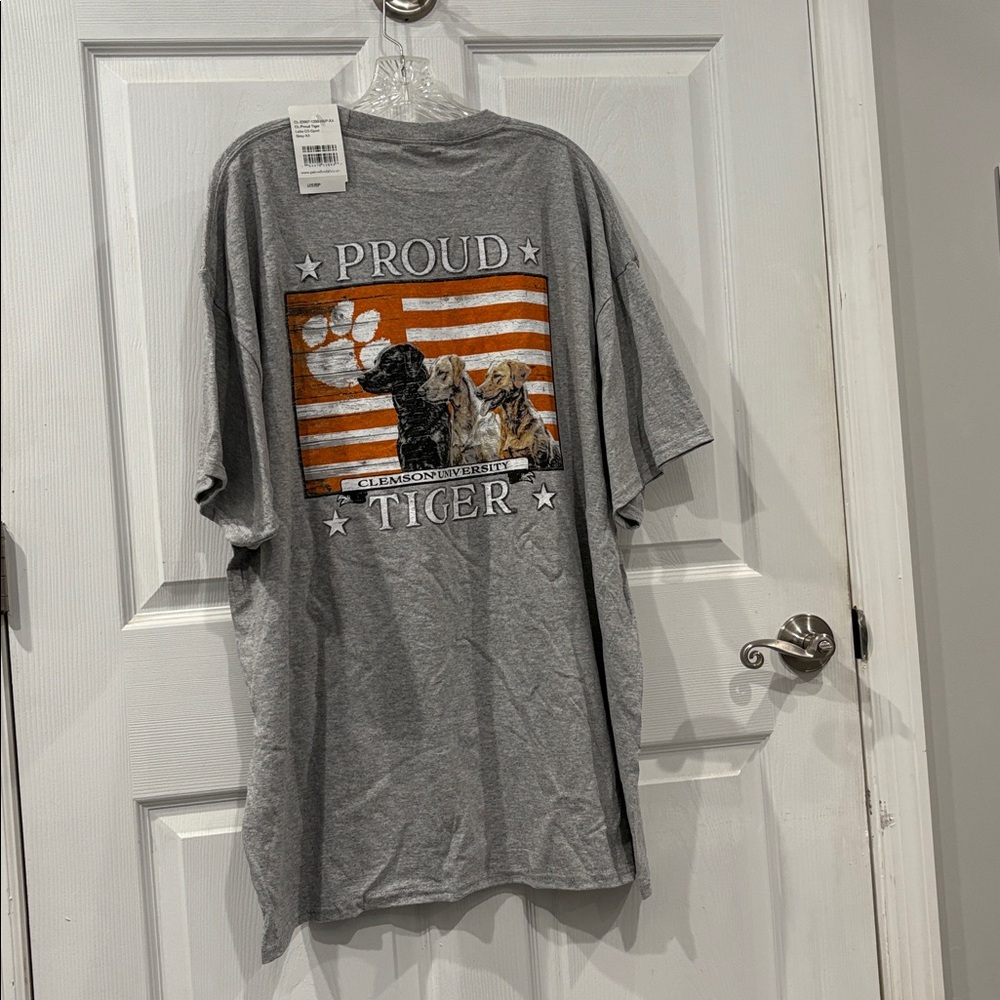 NWT Clemson Proud Tigers Gray T-Shirt with a flag & Labradors Print - Picture 4 of 6